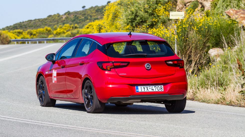 Με το αυτόματο κιβώτιο των 9 σχέσεων το diesel Astra των 122 ίππων χάνει κυρίως σε κατανάλωση, κερδίζει όμως σε άνεση και ευκολία. Η επιλογή έχει να κάνει με τις ανάγκες.