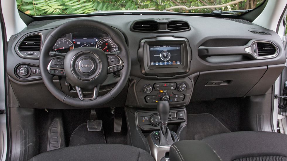 Προσεγμένο είναι γενικά το εσωτερικό του Jeep Renegade εκφράζοντας το ξεχωριστό και ευχάριστο προφίλ του σε όλα τα επίεπδα.
