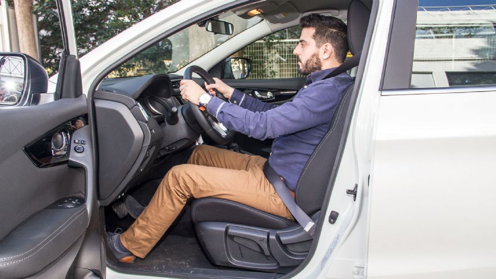 Το αυξημένο ωφέλιμο πλάτος του Nissan Qashqai ευνοεί τη μεταφορά 3ου επιβάτη στη μέση του πίσω καθίσματος.