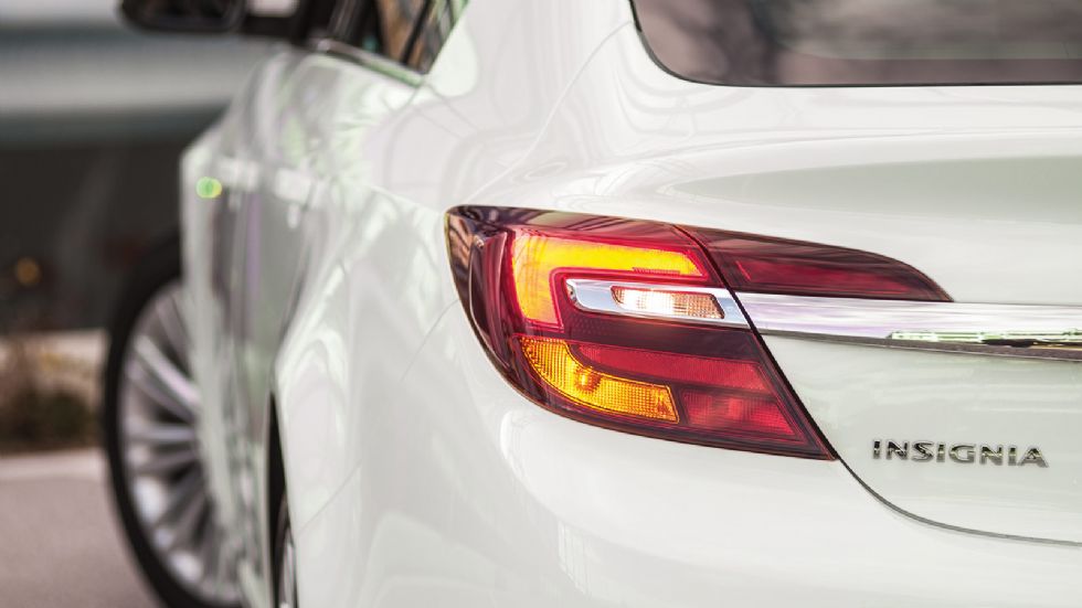Το μοτίβο με το φωτισμό «μπούμερανγκ» στα φανάρια του Opel Insgnia κλέβει τις εντυπώσεις κατά τη νύκτα.
