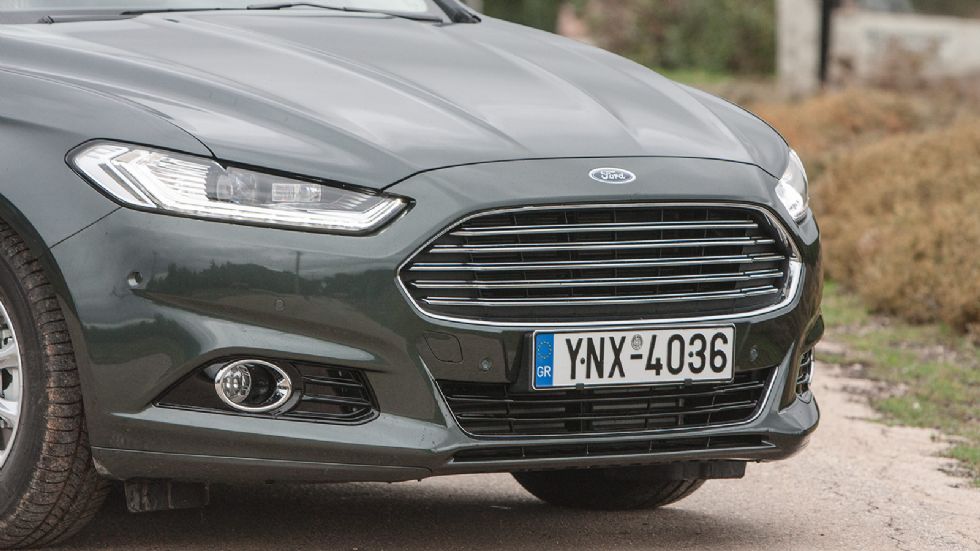 Κάτι από Aston Martin θυμίζει το μπροστινό μέρος του Ford Mondeo. High class νότα δίνει η λεπτή λωρίδα με τα led φώτα ημέρας.
