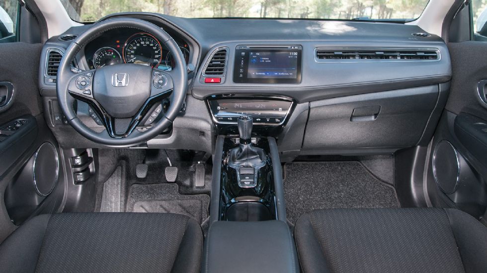 Λιτό σχεδιαστικά είναι το εσωτερικό του Honda HR-V, όμως οδηγοκεντρικό χάρη στην στραμμένη προς τον οδηγό κεντρική κονσόλα. High-tech νότα δίνουν τα κουμπιά αφής του κλιματισμού.
