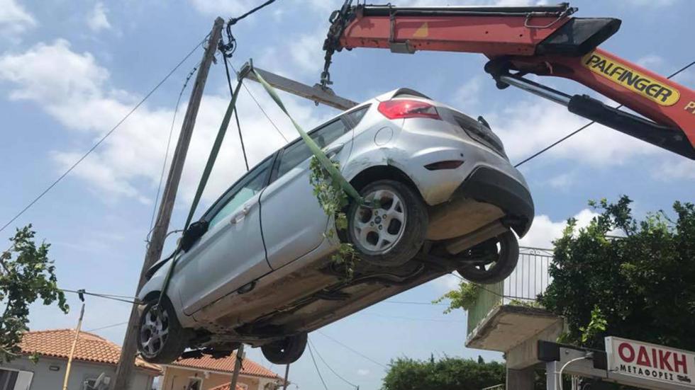 Aμέσως έφτασε ασθενοφόρο που μετέφερε την γυναίκα οδηγό και ένα παιδί στο Νοσοκομείο Αργοστολίου.