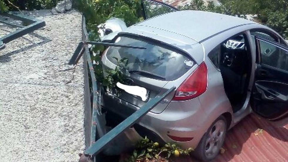 Aμέσως έφτασε ασθενοφόρο που μετέφερε την γυναίκα οδηγό και ένα παιδί στο Νοσοκομείο Αργοστολίου.