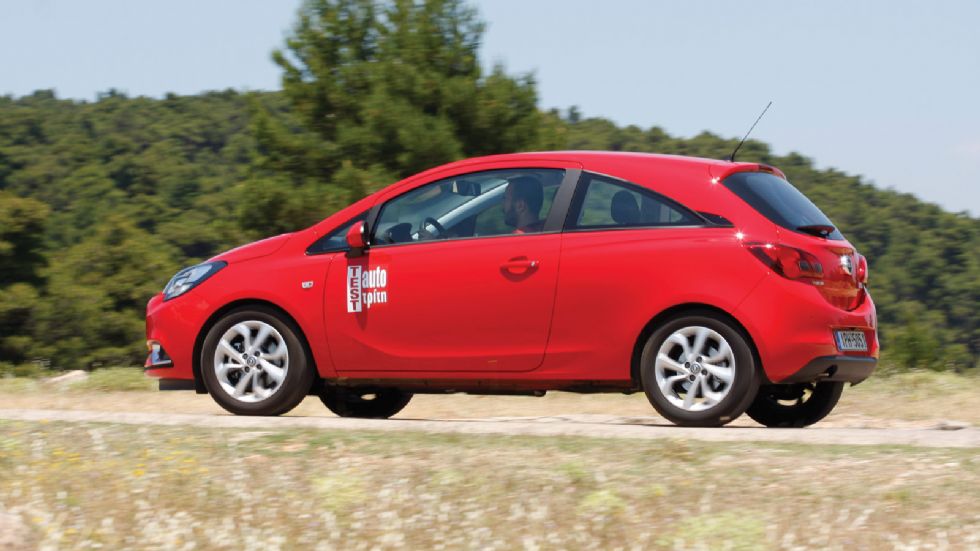 Στο δρόμο το 3πορτο Corsa δεν διαφοροποιείται από το 5θυρο παραμένοντας ασφαλές, άνετο και με πολύ καλή ποιότητα κύλισης, αλλά με μέτρια αίσθηση από το τιμόνι.
