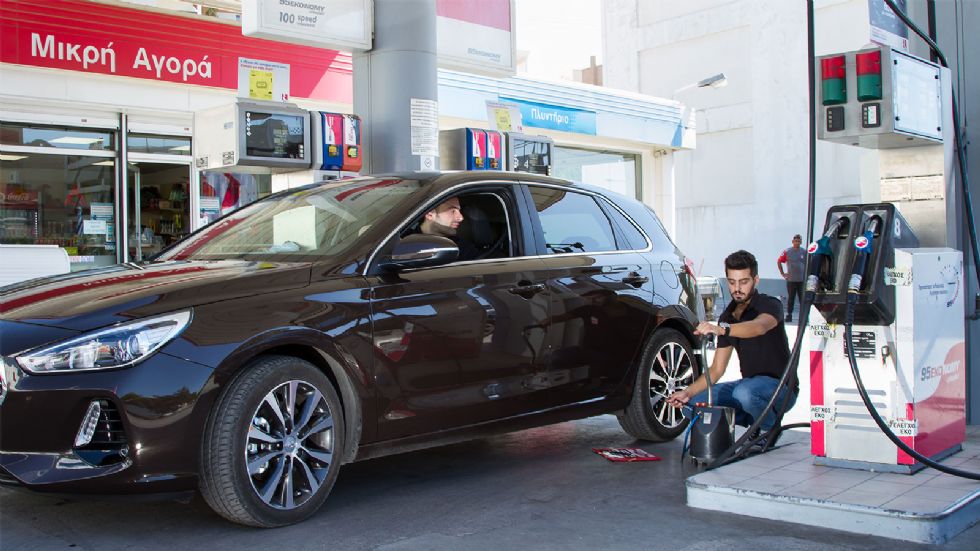 Το μεγάλο ρεπορτάζ του AutoΤρίτη έγινε σε ένα πρατήριο υγρών καυσίμων, στο οποίο ελέγξαμε όλα τα αυτοκίνητα που σταμάτησαν να βάλουν καύσιμα.