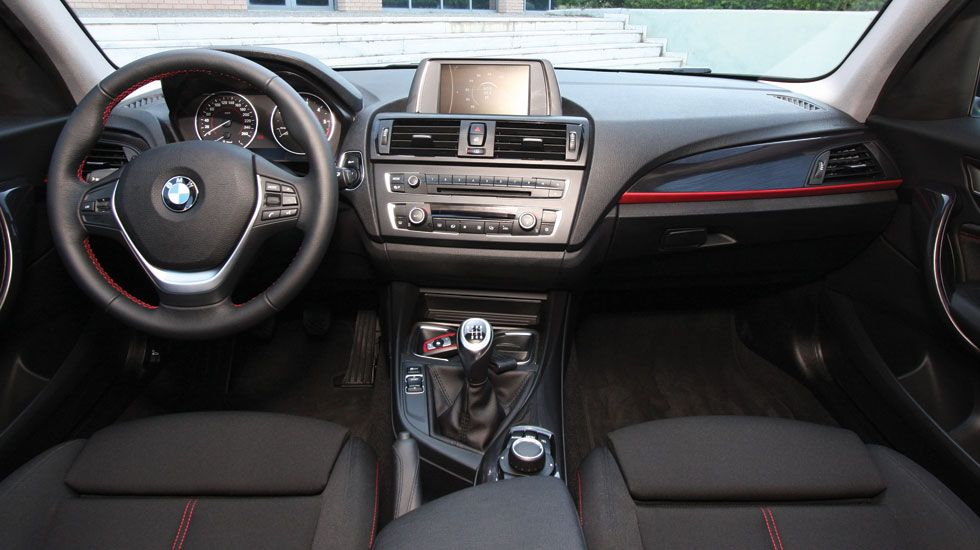 Η BMW 116d διαθέτει κι αρκετά σπορτίφ οδική συμπεριφορά, δυνατότητα που υποβοηθάτε από το στιβαρό πλαίσιο και το κοφτερό τιμόνι.