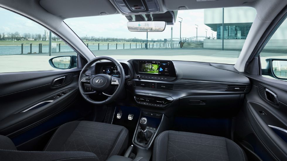 Το εσωτερικό του Bayon διαθέτει μοντέρνα σχεδίαση με δύο οθόνες 10,25 ιντσών και ασύρματη συνδεσιμότητα με Apple CarPlay και Android Auto.