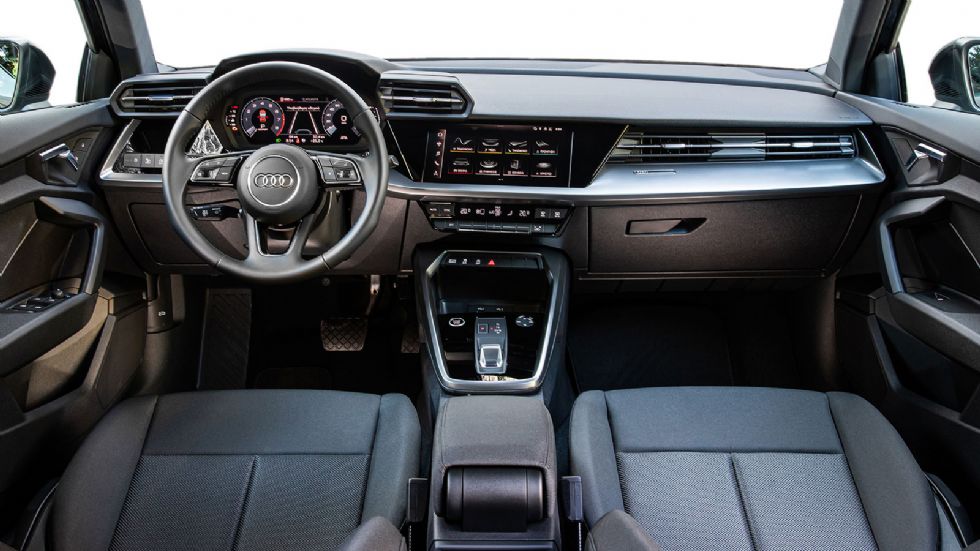 Top ποιότητα υλικών, premium υλοποίηση και πολυεπίπεδο design χαρακτηρίζουν το ταμπλό του νέου Audi A3 Sportback. Στάνταρ είναι ο ψηφιακός πίνακας οργάνων των 10,25 ιντσών. Οι εναλλαγές των σχέσεων γί