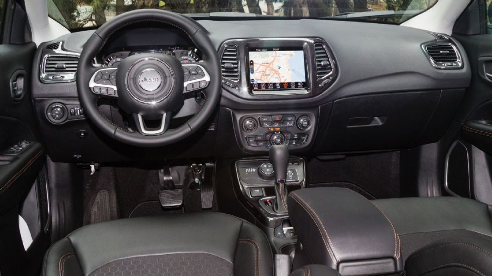 Αν και κάπως μουντό, το κόκπιτ του Jeep Compass 4xe σε κερδίζει με τον ποιότητα κατασκευής και υλικών, το φινίρισμα και την πρακτικότητά του. 