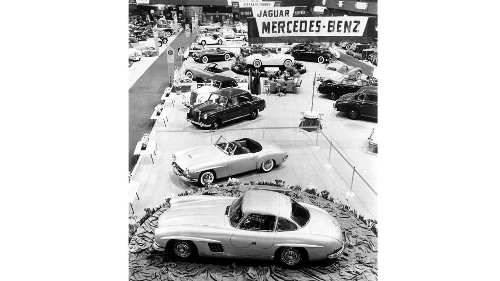 Η έκδοση παραγωγής της Mercedes-Benz 190 SL έκανε ντεμπούτο το Μάρτιο του 1955, στην 25η έκθεση της Γενεύης.