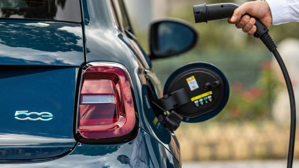 Νέο Fiat 500e Vs Honda e
