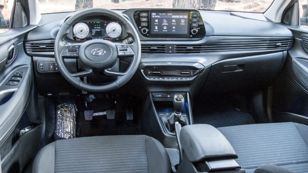 Το εσωτερικό του Hyundai i20 είναι καλό ποιοτικά και σύγχρονο σχεδιαστικά και κερδίζει τις εντυπώσεις με τον πλούσιο εξοπλισμό του.

