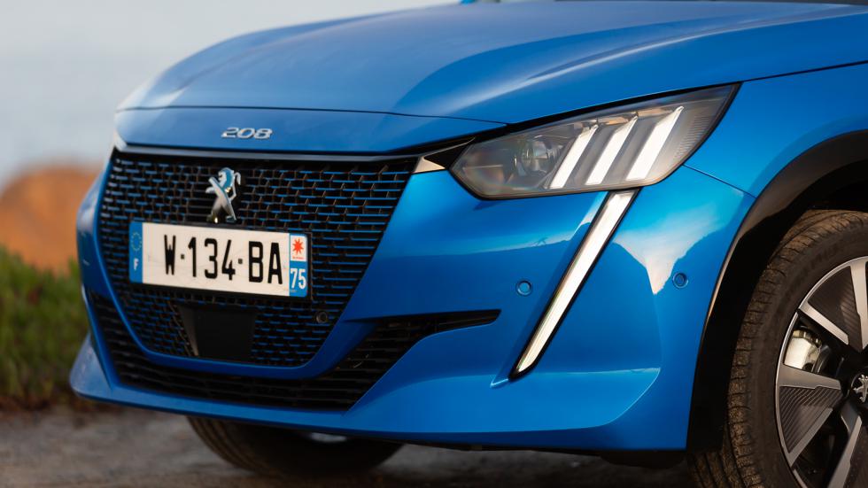 Trendy electric: Peugeot 208 vs Mini Cooper