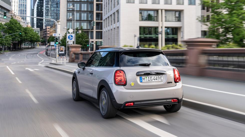 Trendy electric: Peugeot 208 vs Mini Cooper