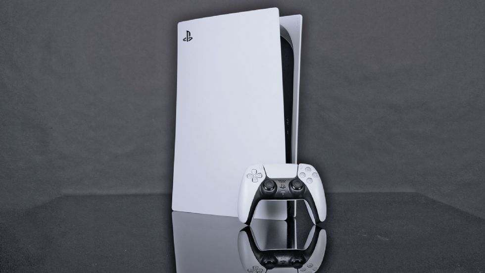 Με διαστάσεις 39 x 10 x 26 εκατοστά, το PlayStation 5 ξεχωρίζει για τα Dual Sense χειριστήριά του και την μοναδική αίσθηση gaming που προσφέρουν.