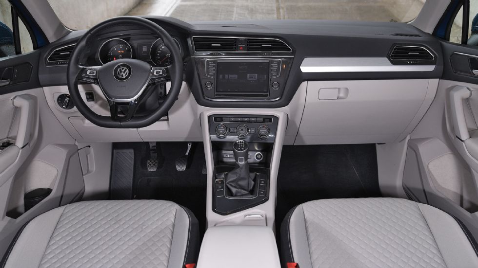 Η καμπίνα του VW Tiguan δεν ενθουσιάζει με το σχεδιασμό, αλλά με την κορυφαία ποιότητα και στην premium αίσθηση που αφήνει. 