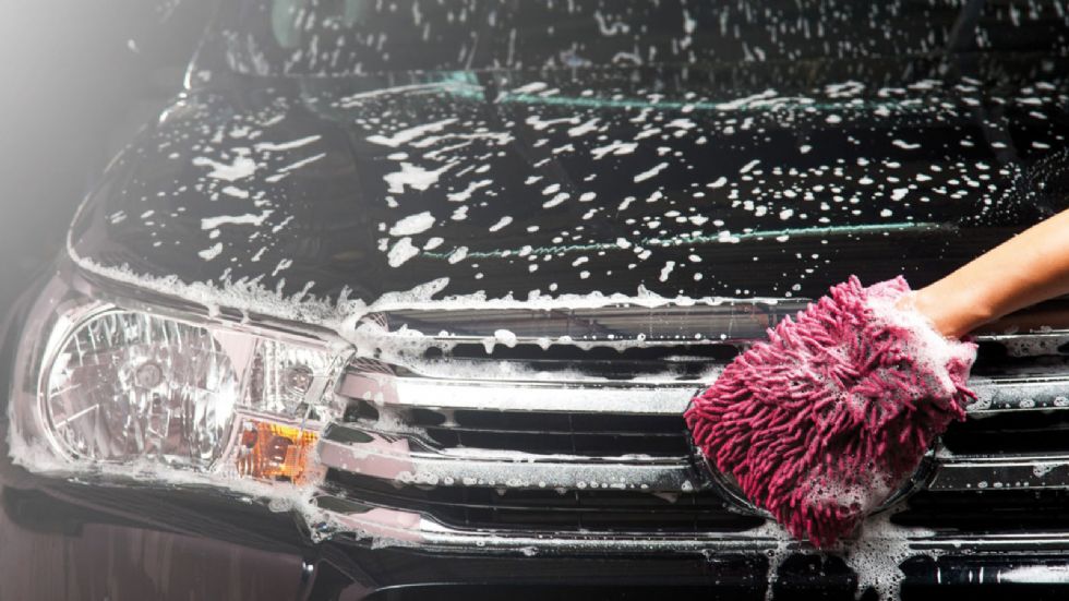 Καθαρίστε πρώτα το αυτοκίνητό σας με ειδικό πηλό. Θα αφαιρέσει όλα τα ξένα σώματα και θα είναι πιο εύκολο το καθάρισμα αλλα και πολύ καλύτερο το αποτέλεσμα. 