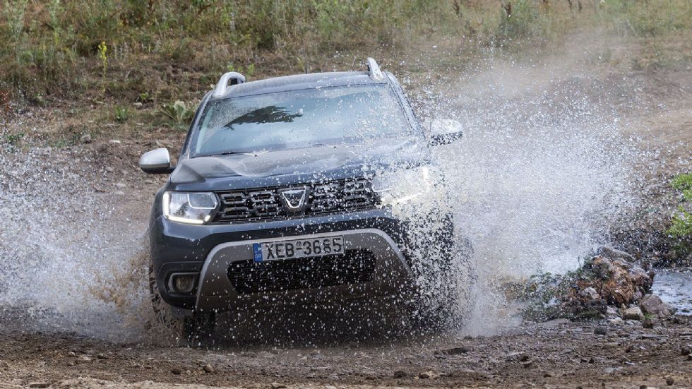 Όπλα του Dacia Duster είναι η απόσταση από το έδαφος και η εξαιρετική λειτουργία της ανάρτησης με τις μεγάλες διαδρομές.
