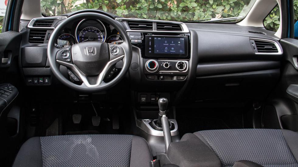 Το εσωτερικό του απερχόμενου Honda Jazz προβάλλει ένα σαφώς πιο λιτό αισθητικό προφίλ, ωστόσο και αυτό είναι καλό ποιοτικά και ιδιαίτερα πρακτικό. 
