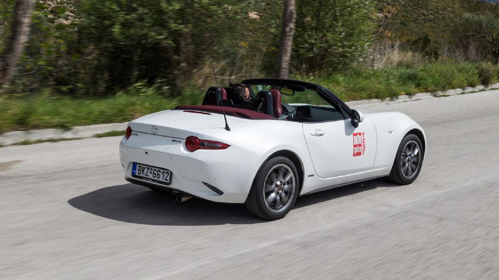 Ο έντονα οδηγοκεντρικός χαρακτήρας του Mazda 
MX-5 παραμένει ακμαίος και στην έκδοση 
Edition-100 αν και ο κινητήρας δεν μπορεί να αναδείξει το fun to drive προσανατολισμό του.
