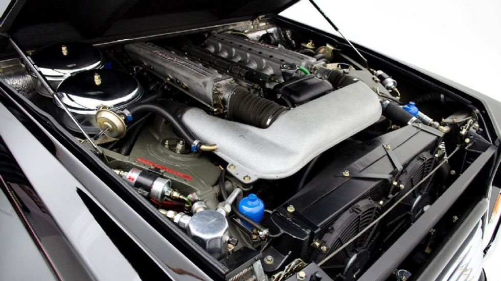 Δάνειο από την Lamborghini Diablo ο V12 κινητήρας.