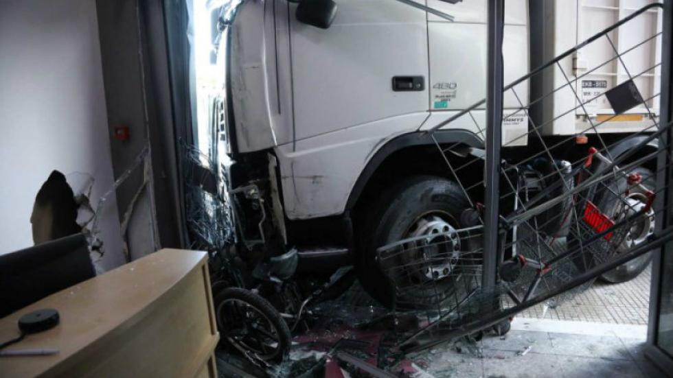 Φορτηγό έπεσε πάνω σε αποθήκη στην Πειραιώς