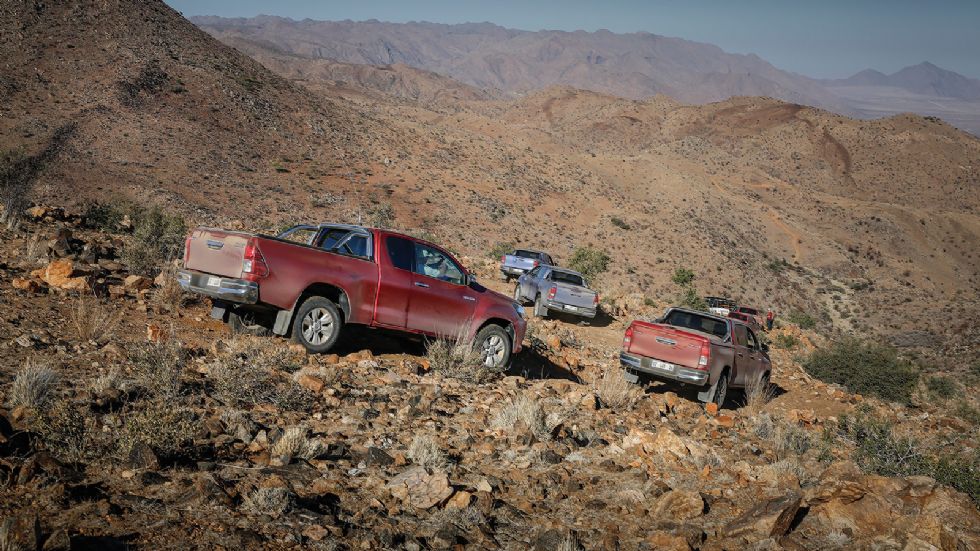 Σε μια αρκετά σκληρή διαδρομή, το Hilux απέδειξε για ακόμη μια φορά πόσο ικανό είναι. Κάναμε 4 ώρες για να διασχίσουμε 24 χιλιόμετρα με πέτρες και βράχια. Σημειώνουμε ότι σε κανένα σημείο δεν ακούσαμε