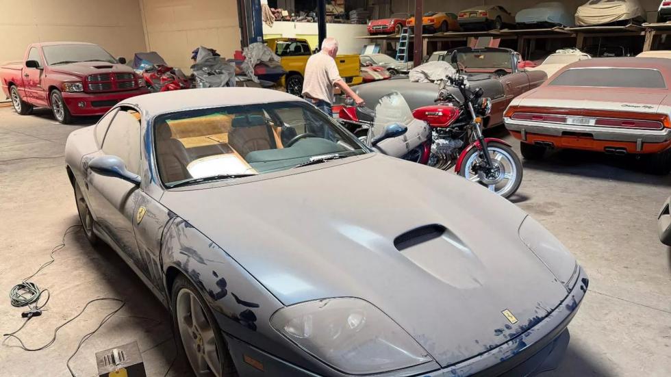 Ο απίστευτος θησαυρός με supercars που έκρυβε 88χρονος στο γκαράζ του