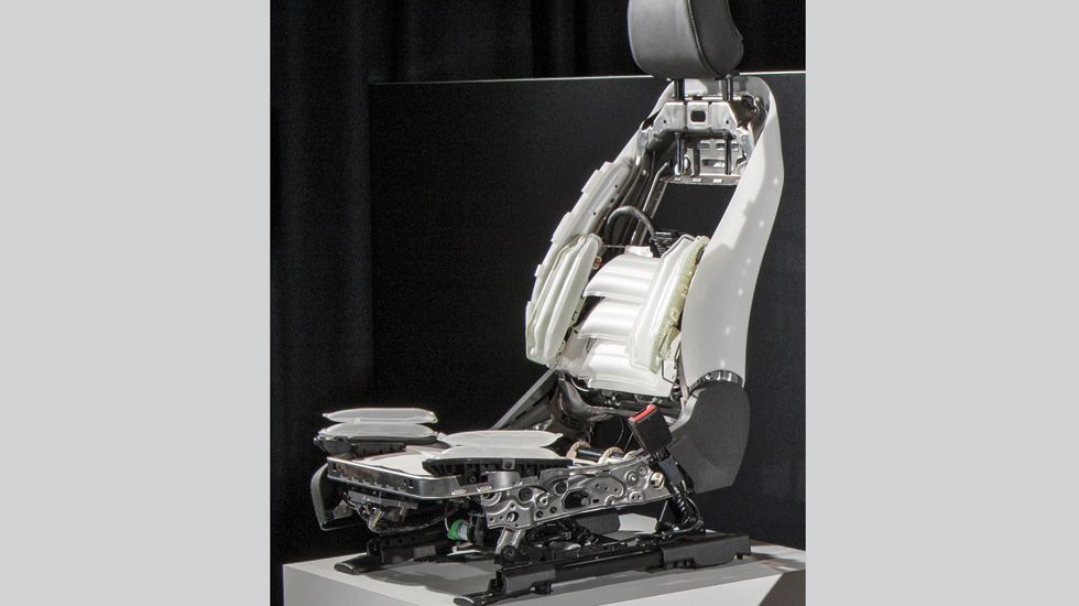 Το νέο Mondeo διαθέτει τα καθίσματα Multi-Contour Seats με λειτουργία Active Motion, τα οποία είναι σχεδιασμένα να κορυφώσουν την άνεση στο ταξίδι, παρέχοντας ακόμη και μασάζ στους εμπρός επιβάτες.