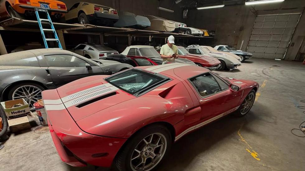 Ο απίστευτος θησαυρός με supercars που έκρυβε 88χρονος στο γκαράζ του