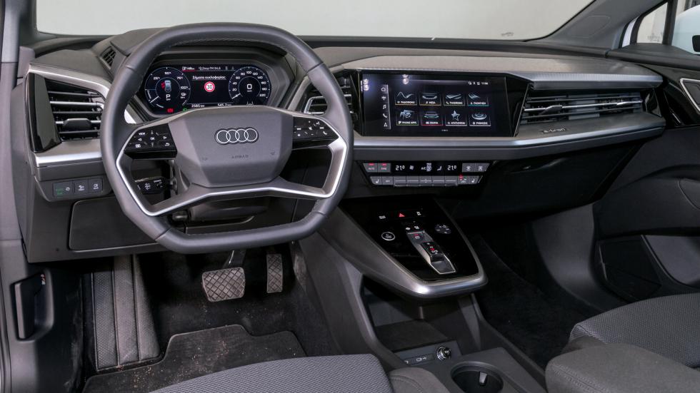 «Καθαρές» γραμμές, premium κατασκευή, high-tech διάκοσμος και πλεόνασμα χώρων για την καμπίνα του Audi Q4 e-tron.