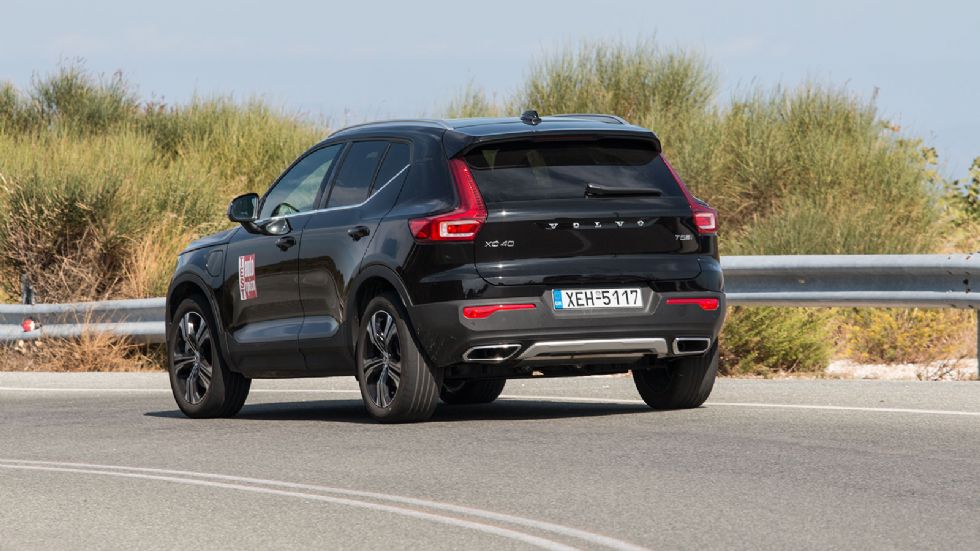 Το Volvo XC 40 T5 Recharge είναι λίγο πιο νευρικό σε λακκούβες και κακοτεχνίες, από τις συμβατικές εκδόσεις. Βέβαια εξακολουθεί να παίρνει υψηλό βαθμό στον τομέα της άνεσης, και της ποιότητας κύλισης.