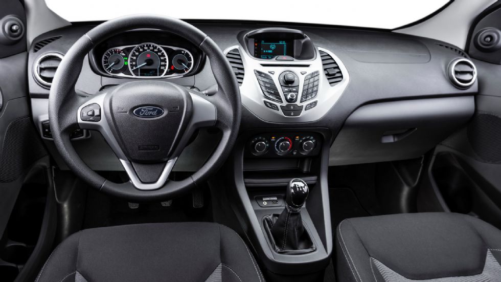 Οι ομοιότητες του νέου Ford Ka με το Fiesta, συνεχίζονται και το σαλόνι. Η φωτογραφία προέρχεται από το μοντέλο που κυκλοφορεί από το 2014 στη Βραζιλία.