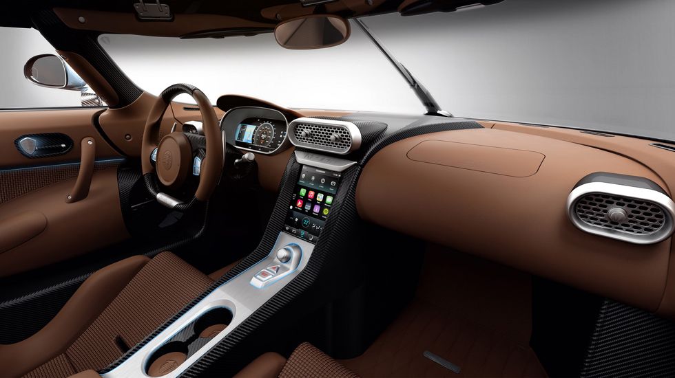 Η Koenigsegg ξεκαθαρίζει πως το Regera δεν φτιάχτηκε για σκληροπυρηνική χρήση πίστας, αλλά αποτελεί ένα πολυτελές megacar με ηλεκτρικά καθίσματα και όλες τις ανέσεις.