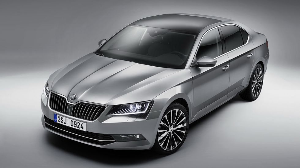 Η Skoda λέει πως η 3η γενιά της Superb «αδυνάτισε» κατά 75 κιλά, κάτι που σε συνδυασμό με τη νέα γκάμα κινητήρων, την κατάστησε πιο οικονομική –οικολογική μέχρι και κατά 30%.