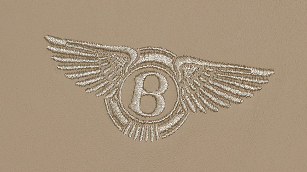 Όσο ζουμάρουμε διακρίνουμε την Bentley Mulsanne και συνεχίζοντας φτάνουμε στο εσωτερικό της, μέχρι και την τελευταία του λεπτομέρεια.