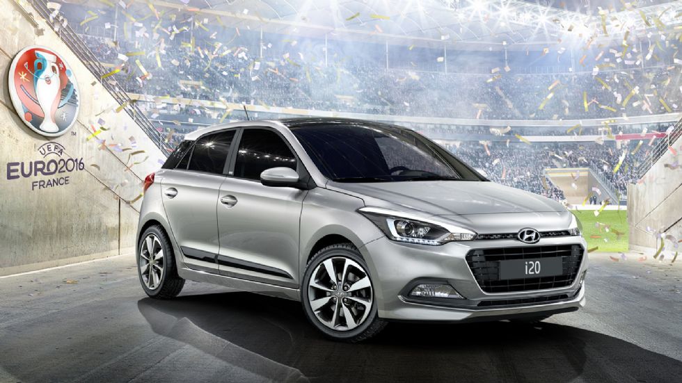 Το Hyundai i20 GO! έχει και αυτό νέες ζάντες, άσπρες και μπλε ραφές στο εσωτερικό του, ενώ ο επιλογέας και οι αεραγωγοί έχουν μπλε περίγραμμα. Ο μαύρος «ουρανός» της καμπίνας, ολοκληρώνει την εικόνα.