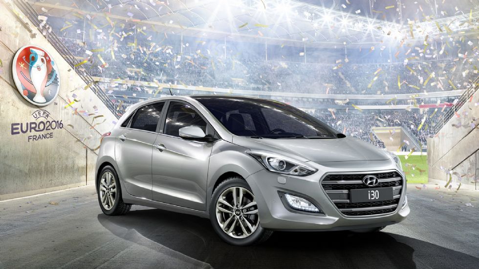 Το Hyundai i30 GO! διαθέτει νέα γρίλια και τροχούς 17 ιντσών, ενώ εσωτερικά υπάρχουν μεταλλικά μαρπιέ, μαύρη οροφή και μαύρο μεταλλικό φινίρισμα στο τιμόνι, την κεντρική κονσόλα, τους αεραγωγούς και τ