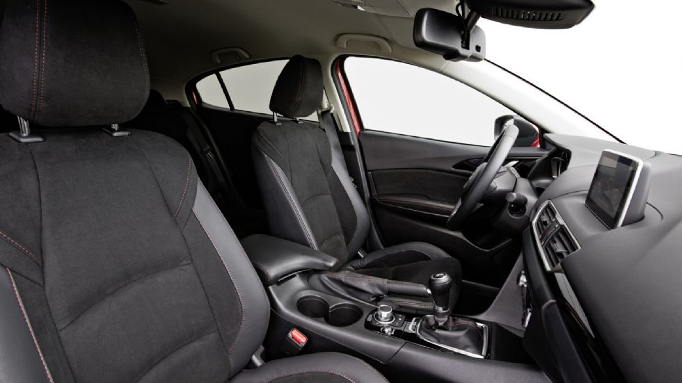 Το Mazda3 hatchback αποκτά μια νέα σπέσιαλ έκδοση, η οποία ξεχωρίζει από τους σκουρόχρωμους τροχούς των 18 ιντσών, τις μαύρες δερμάτινες-σουέτ επενδύσεις με τις κόκκινες ραφές και το Aero kit.