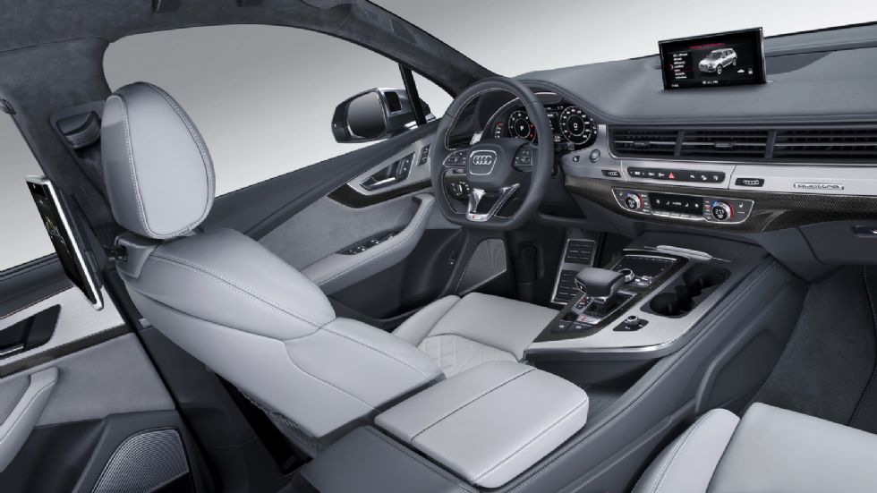 Προσφέρεται τόσο σε 5θέσια όσο και 7θέσια διαμόρφωση του εσωτερικού του, εκεί που οι πελάτες έχουν να διαλέξουν ανάμεσα σε πολλά «καλούδια», ένα από τα οποία είναι και το νέο κόκπιτ της Audi, το Virtu