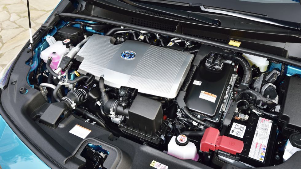 Ο 1.800άρης κινητήρας σε συνδυασμό με το ηλεκτρικό μοτέρ, συνεχίζουν να αποδίδουν συνδυαστικά 122 ίππους, δίνοντας επίδοση 11,1 δλ. στο 0-100 για το Prius Plug-In Hybrid. 