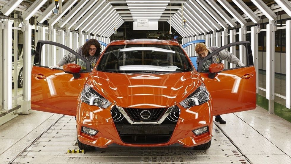 Τα πρώτα αντίτυπα του νέου Nissan Micra βγήκαν από το εργοστάσιο της Nissan-Renault Alliance στο Flins της Γαλλίας.