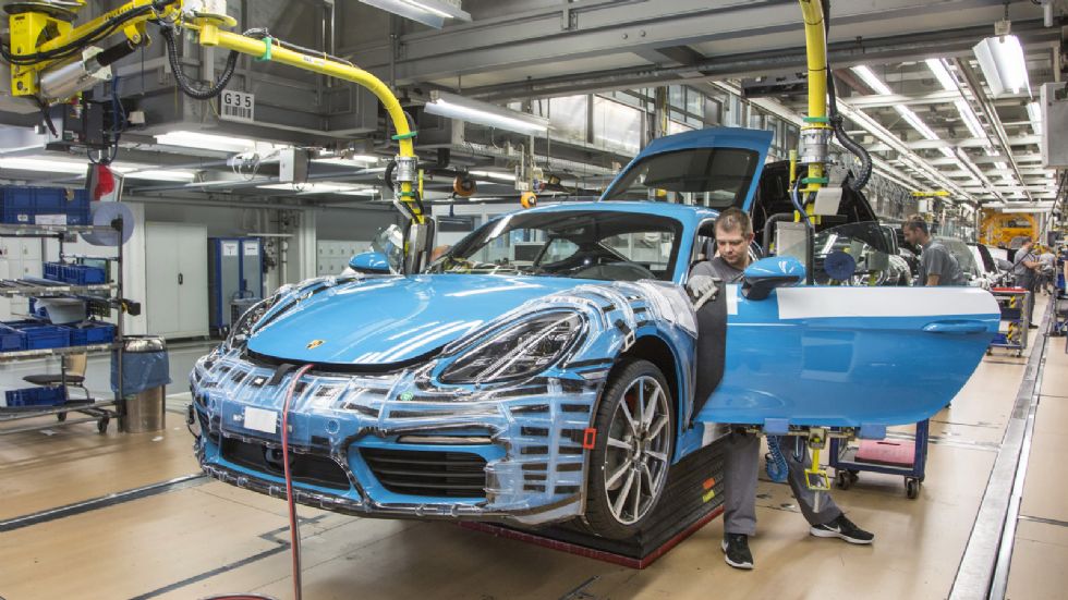 Αν και η Porsche έχει αρχίσει ήδη να δέχεται παραγγελίες για την 718 Cayman, θα παραδώσει τα πρώτα αυτοκίνητα τον Σεπτέμβριο στην Ευρώπη.