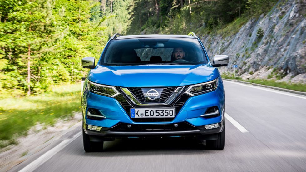 Η εμπρόσθια όψη του Nissan Qashqai είναι σημαντικά αλλαγμένη, με νέο προφυλακτήρα, τη νέα γρίλια V-Motion, ενώ οι προβολείς έχουν ενσωματωμένα τα φώτα ημέρας LED. Πίσω, πειραγμένος είναι ο προφυλακτήρ