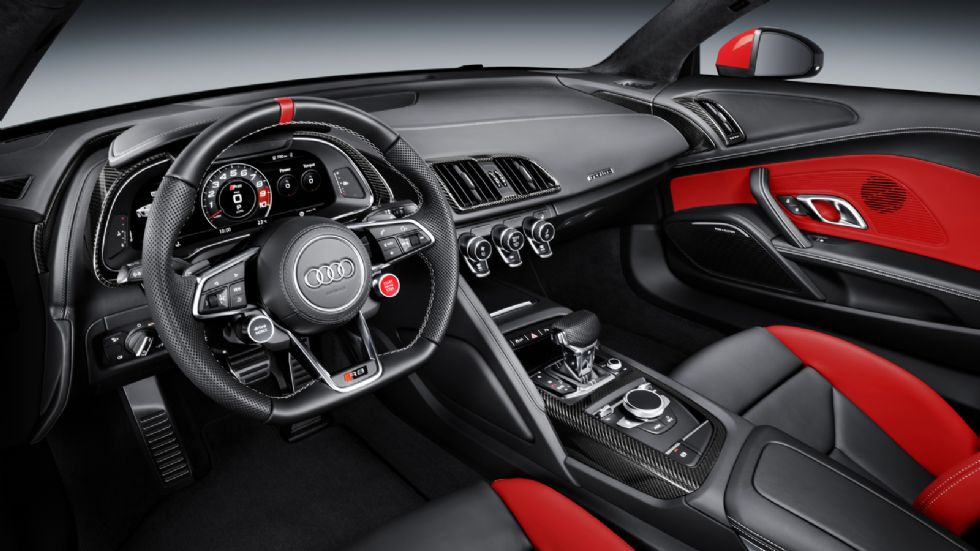 Ανοίγοντας την πόρτα αποκαλύπτονται τα φωτιζόμενα μαρσπιέ που γράφουν Audi Sport και τον αύξοντα αριθμό του αυτοκινήτου. Το σαλόνι είναι ντυμένο με Nappa δέρμα, ενώ υπάρχουν κόκκινες και μαύρες επενδύ