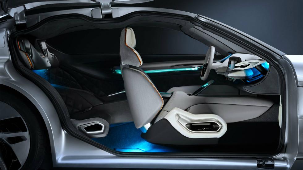 Τα στοιχεία του εσωτερικού ολοκληρώνονται από το flat bottom τιμόνι, αλλά και τον κρυφό φωτισμό που εδρεύει ακόμα και κάτω από τα προσκέφαλα των πίσω καθισμάτων.

