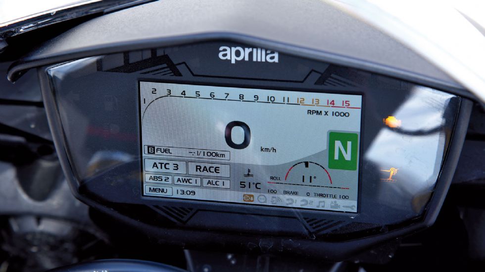 Ψηφιακός πίνακας οργάνων για την Aprilia RSV4 1100 Factory, η οποία διαθέτει και αυτή επιλογή χαρτογράφησης για τον κινητήρα και τα ηλεκτρονικά.