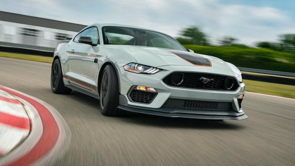 «Η πιο γρήγορη 5λιτρη Mustang στην πίστα» ακούει στο όνομα Mach1 και έρχεται με 380 άλογα και 570 Nm ροπής. Ο ατμοσφαιρικός V8 κινητήρας συνδυάζεται τόσο με 6άρι μηχανικό όσο και με το αυτόματο 10 σχέ