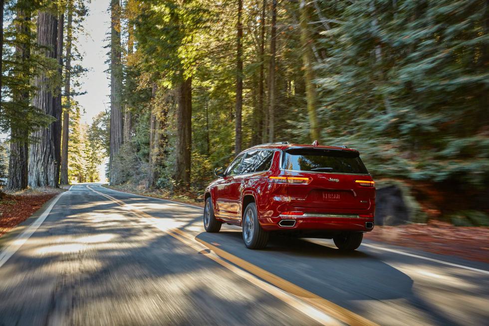 Με οθόνη και στον συνοδηγό το Jeep Grand Cherokee L